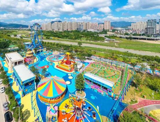 某大型游乐园
